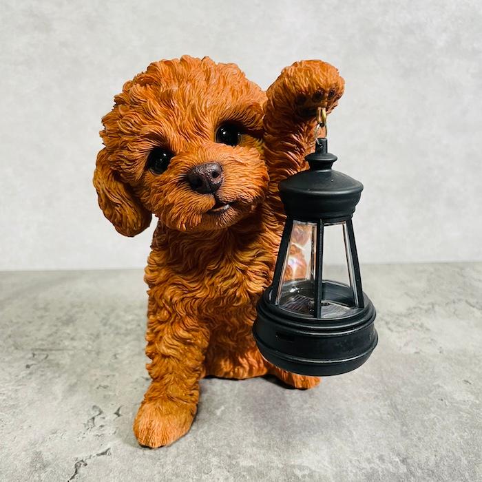 置物 犬 かわいい 動物 玄関 ソーラーランプを左手で持ち上げるトイプードル ブラウン おしゃれ ガーデン woobia ウービア |  | 02