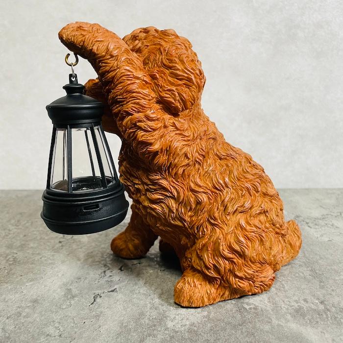 置物 犬 かわいい 動物 玄関 ソーラーランプを左手で持ち上げるトイプードル ブラウン おしゃれ ガーデン woobia ウービア |  | 05