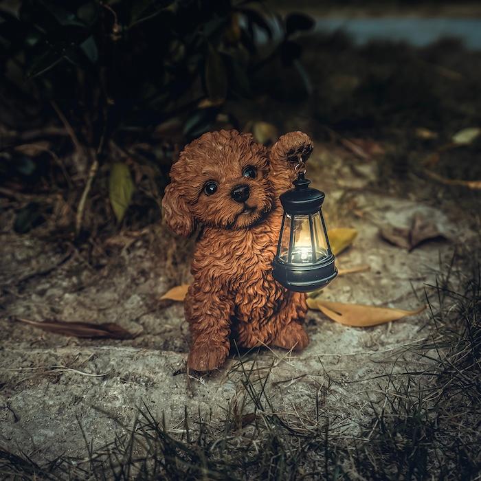 置物 犬 かわいい 動物 玄関 ソーラーランプを左手で持ち上げるトイプードル ブラウン おしゃれ ガーデン woobia ウービア |  | 08