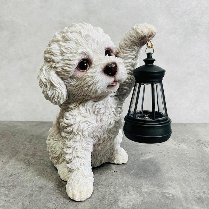 置物 犬 かわいい 動物 玄関 ソーラーランプを左手で持ち上げるトイプードル ホワイト おしゃれ ガーデン woobia ウービア |  | 02