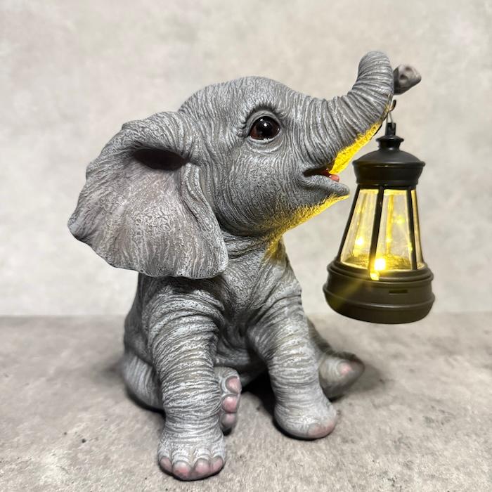 象の置物 ソーラーランプを鼻で持ち上げる赤ちゃんゾウ 高さ15.3cm