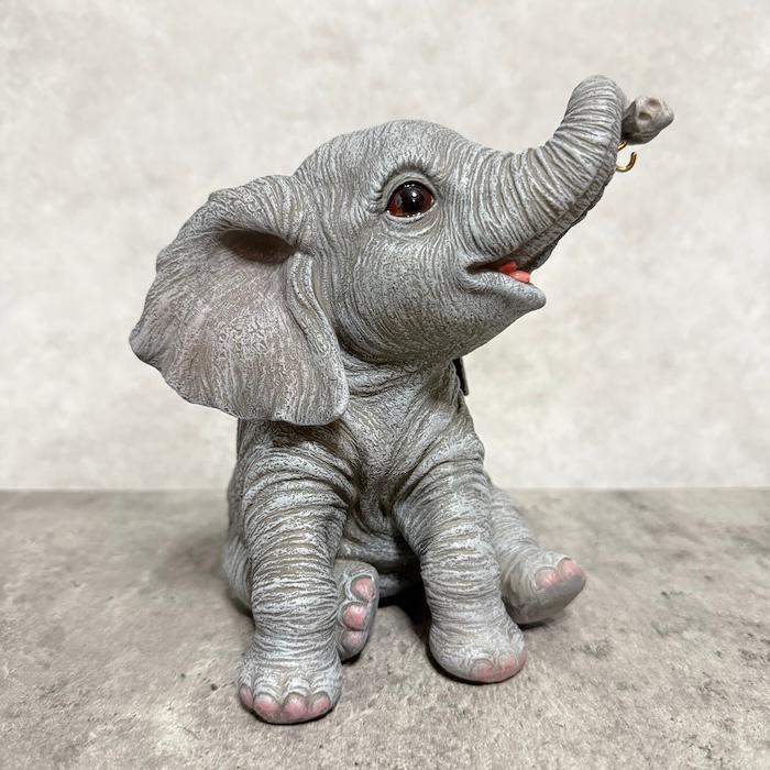 象の置物 ソーラーランプを鼻で持ち上げる赤ちゃんゾウ 高さ15.3cm