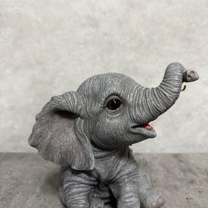 象の置物 ソーラーランプを鼻で持ち上げる赤ちゃんゾウ 高さ15.3cm
