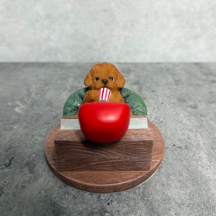 スマホスタンド 卓上 おもしろ 犬 動物 テレビを見るトイプードル