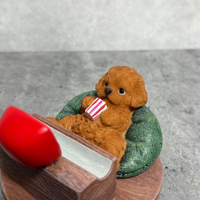 スマホスタンド 卓上 おもしろ 犬 動物 テレビを見るトイプードル