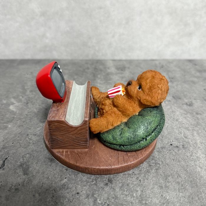 スマホスタンド 卓上 おもしろ 犬 動物 テレビを見るトイプードル レッド かわいい置物 おしゃれ スマホホルダー woobia |  | 04