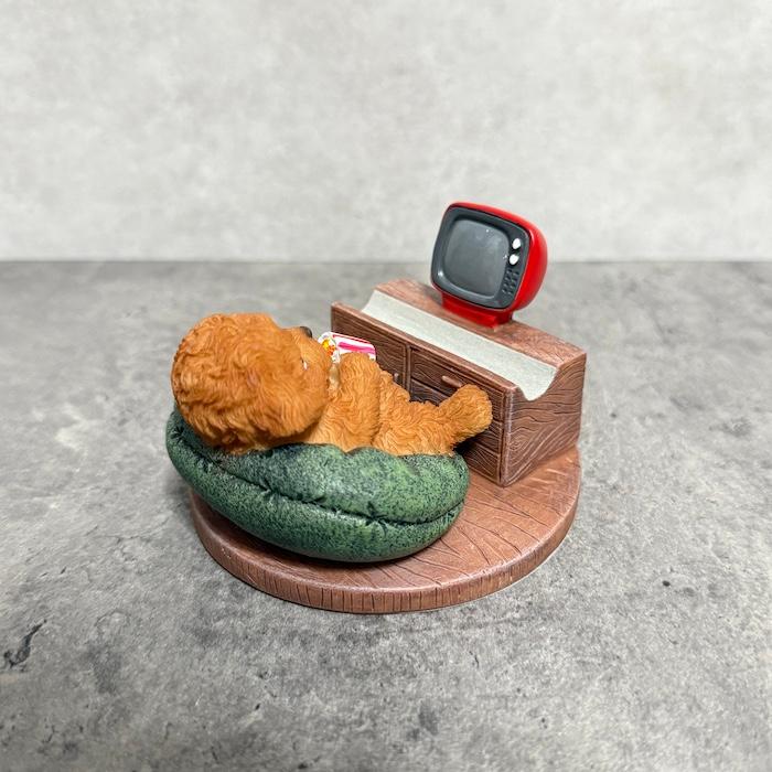 スマホスタンド 卓上 おもしろ 犬 動物 テレビを見るトイプードル