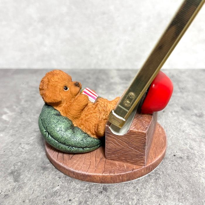 スマホスタンド 卓上 おもしろ 犬 動物 テレビを見るトイプードル