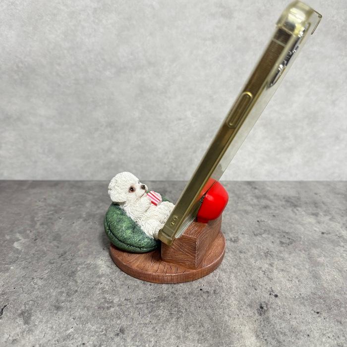 スマホスタンド 卓上 おもしろ 犬 動物 テレビを見るトイプードル 白