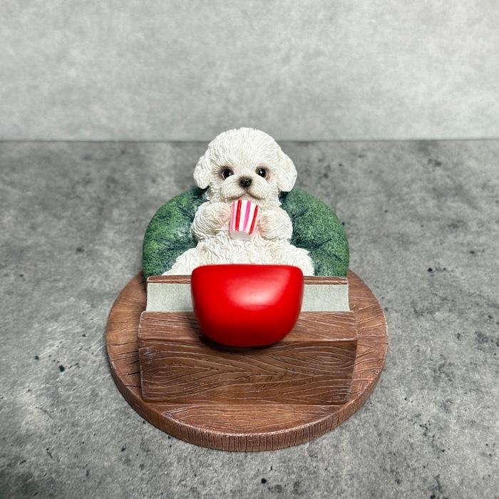 スマホスタンド 卓上 おもしろ 犬 動物 テレビを見るトイプードル 白