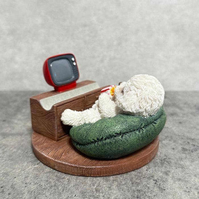 スマホスタンド 卓上 おもしろ 犬 動物 テレビを見るトイプードル 白