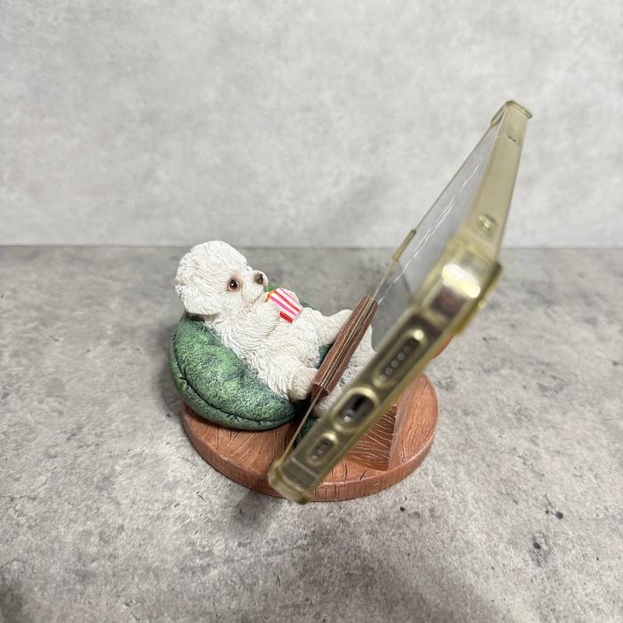 スマホスタンド 卓上 おもしろ 犬 動物 テレビを見るトイプードル 白