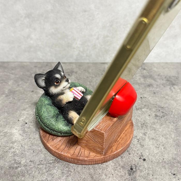 スマホスタンド 卓上 おもしろ 犬 動物 テレビを見るチワワ かわいい置物 おしゃれ スマホホルダー woobia |  | 01