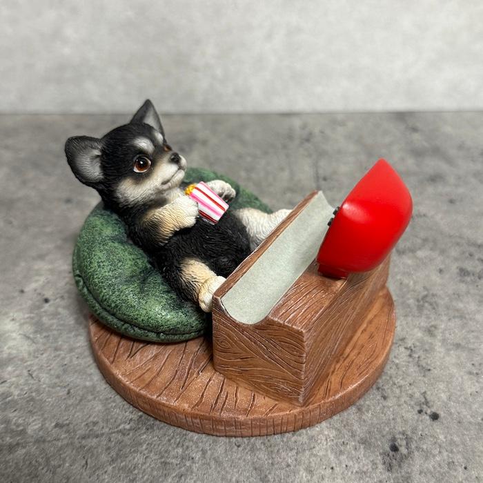 スマホスタンド 卓上 おもしろ 犬 動物 テレビを見るチワワ かわいい置物 おしゃれ スマホホルダー woobia |  | 03