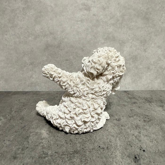 スマホスタンド 卓上 犬 おもしろ 動物 お座りトイプードル 白 置物