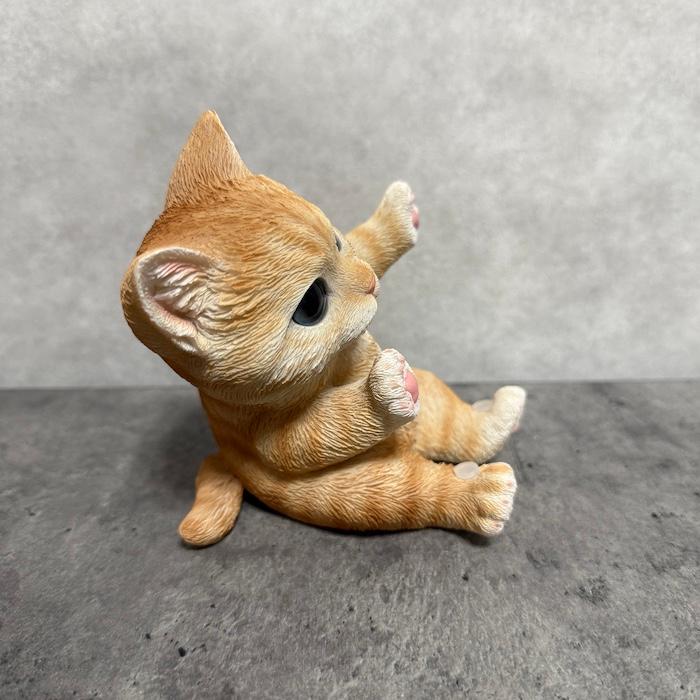 スマホスタンド お座り茶トラ猫 卓上 おもしろ 動物 ネコ 置物