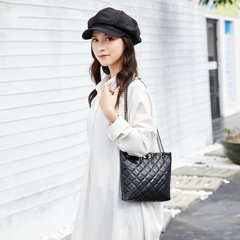 ショルダーバック レディース ファッション小物 雑貨 女性 かばん チェーン モノトーン 大人っぽい キルティング ブラック Bag おとりよせ Com 通販 Yahoo ショッピング