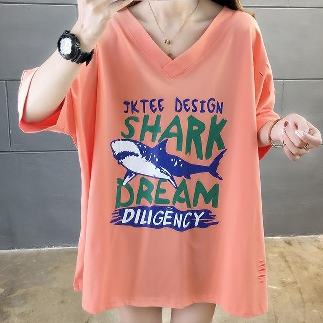 カットソー チュニック Tシャツ ロング丈 レディース 女性 トップス 半袖 Vネック ロゴ入り 文字入り サメ イラスト入り シャーク ダメージ加工 Top おとりよせ Com 通販 Yahoo ショッピング