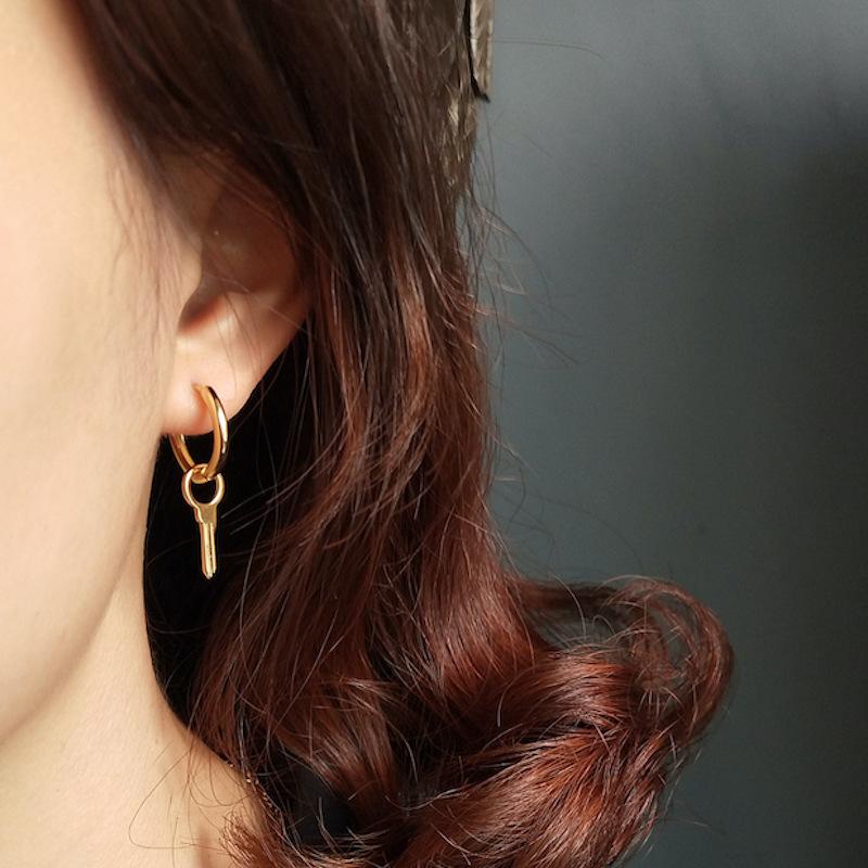 ピアス 片耳 レディース アクセサリー 女性用 キー 鍵 ゴールドカラー シルバー925 揺れる ゆらゆら 可愛い おしゃれ 記念日 誕生日 プレゼン Zak おとりよせ Com 通販 Yahoo ショッピング