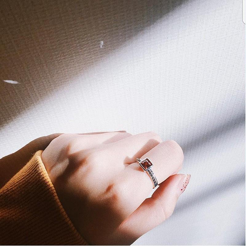 指輪 リング レディース 四角 正方形 細い 細め 赤 レッド きらきら キラキラ シンプル 定番 レトロ おしゃれ かわいい きれい フリーサイズ Zak おとりよせ Com 通販 Yahoo ショッピング