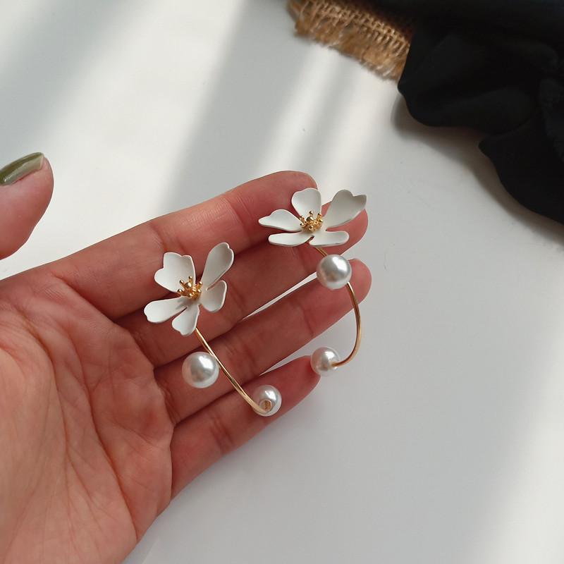 スタッドピアス レディース 女性用 アクセサリー 花 フラワー モチーフ 大ぶり フェイクパール ゴールドカラー カーブ 存在感 おしゃれ 上品 ナチ Zak おとりよせ Com 通販 Yahoo ショッピング