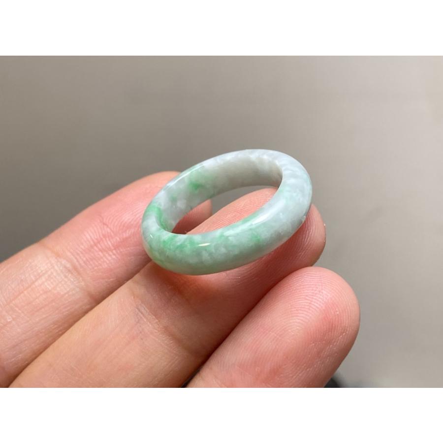 L16-98 白底陽緑 16.5号 ミャンマー産 A貨 本翡翠 くりぬき リング 