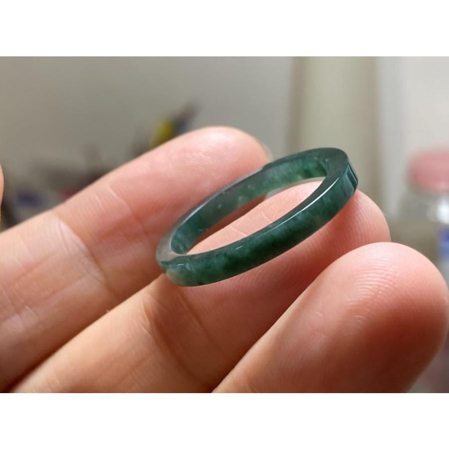 グアテマラ産天然本翡翠 A貨　氷種　冴える緑　花柄入り　くり抜きリング　約12号 L10-202 深氷藍緑 19.5号 天然グアテマラ産 A貨 本翡翠 くりぬき
