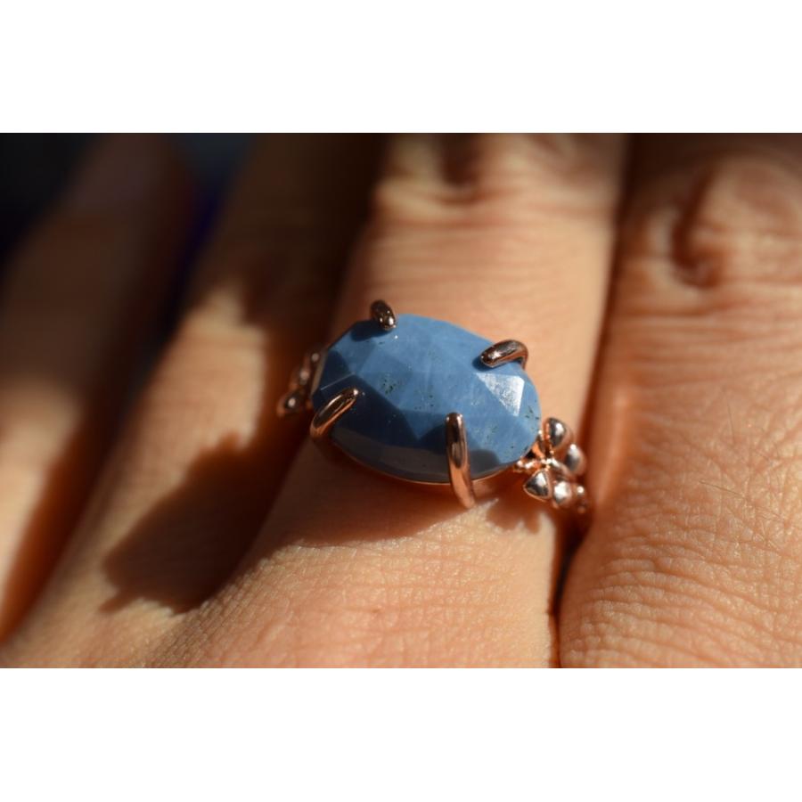 希少 大粒ペルーブルーオパール シンプルピアス