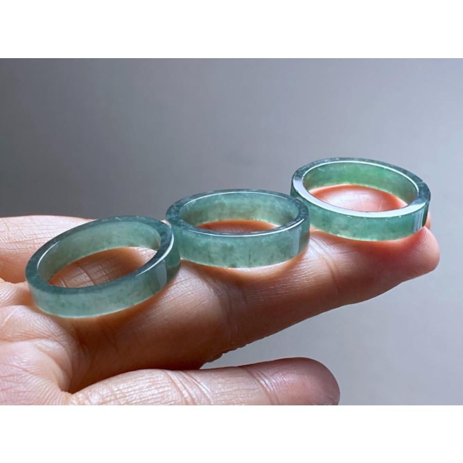 グアテマラ産天然本翡翠 A貨 氷種 冴える緑 花柄入り くり抜きリング