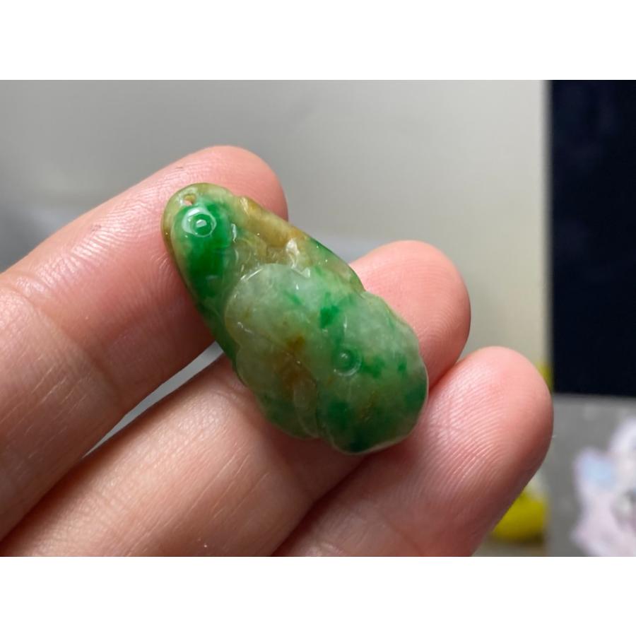 RS4-67 黄緑色 手彫り ハスの葉 錦鯉 ペンダント チャーム ミャンマー  