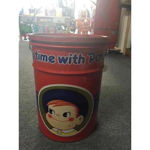 不二家（FUJIYA） ◎不二家 ペコちゃん 大型 ブリキ缶 【座面