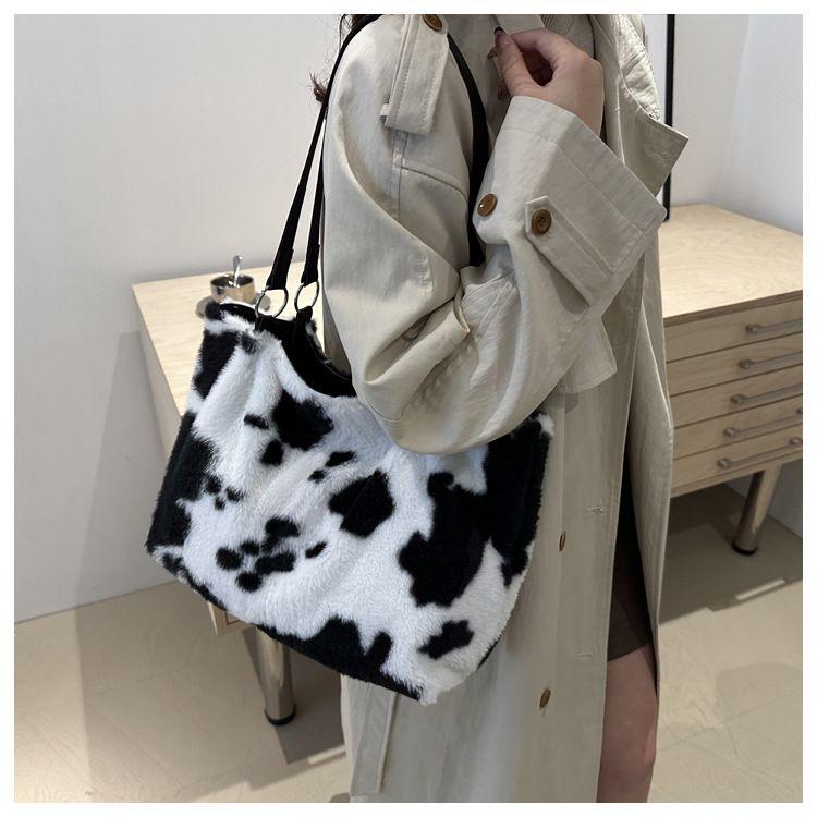 ショルダーバッグ ファーバッグ ふわふわ もふもふ ゼブラ柄 シンプル