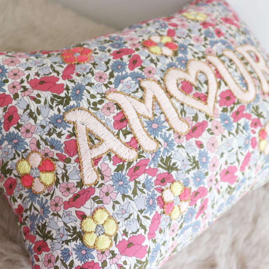 １点もの★新品◽️サオCSAOクッション＋中綿◽️フランス手刺繍リバティ 刺繍クッション【AMOUR】×リバティ | 商品一覧 | Plume d' oie
