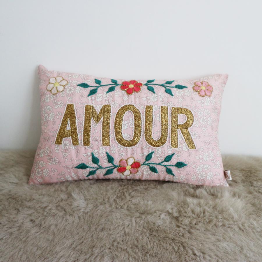 美品　サオCSAOクッション＋中綿　フランス手刺繍リバティ CSAO PARIS ミニクッション 刺繍 LIBERTY Capelメッセージ クッション