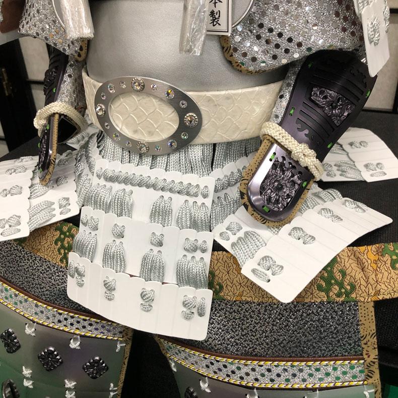 甲冑師 翠鳳作 仁 -jin- 伊達弦月鎧飾り 白 収納式 鎧飾り 10号