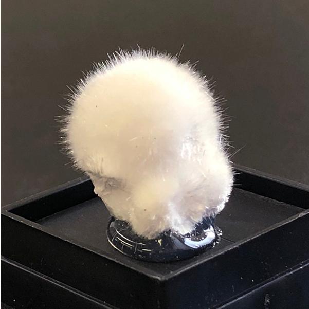 オーケン石 オケナイト（Okenite)直径約14mm コレクションケース