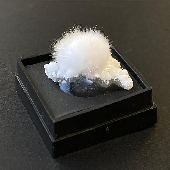 オーケン石 オケナイト（Okenite)直径約20mm コレクションケース付