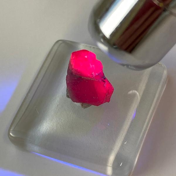 アフガニスタン産ルビー原石 標本 蛍光鉱物（送料無料