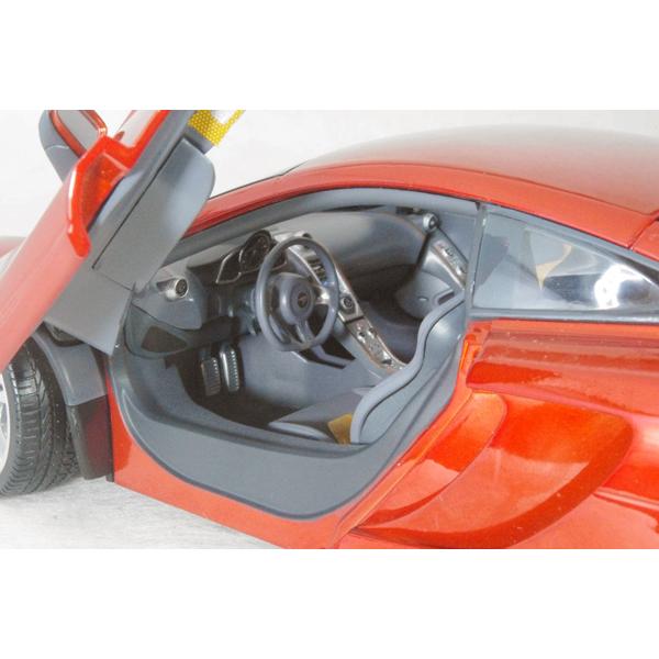 ミニチャンプス ○ 1/18 マクラーレン 〓 MP4-12C / 2011年