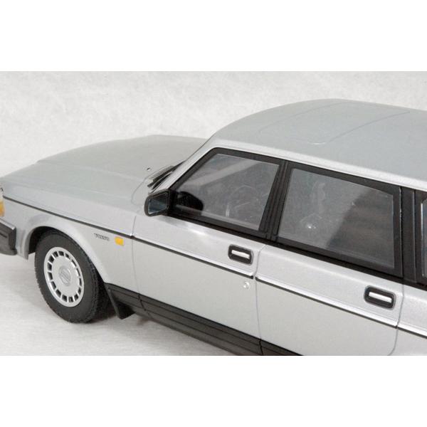 ミニチャンプス ○ 1/18 ボルボ 〓 240 GL ブレーク