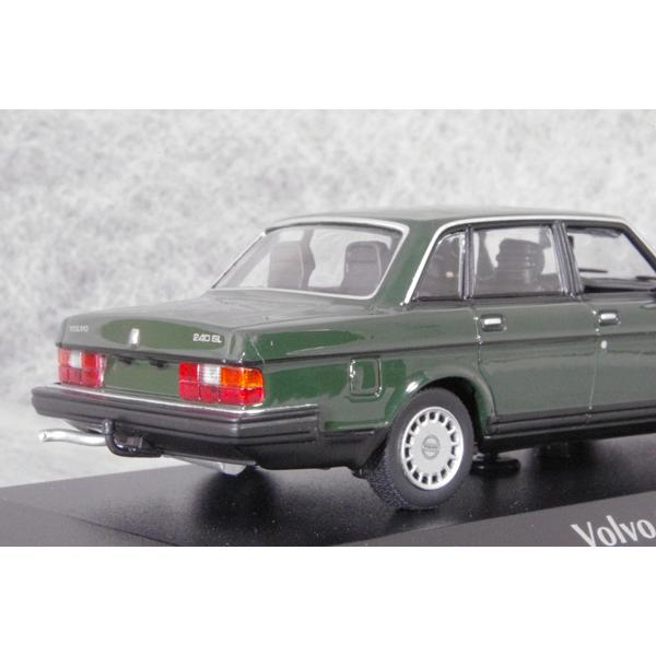 ミニチャンプス ○ 1/43 ボルボ 〓 240 GL / 1986年 ダーク