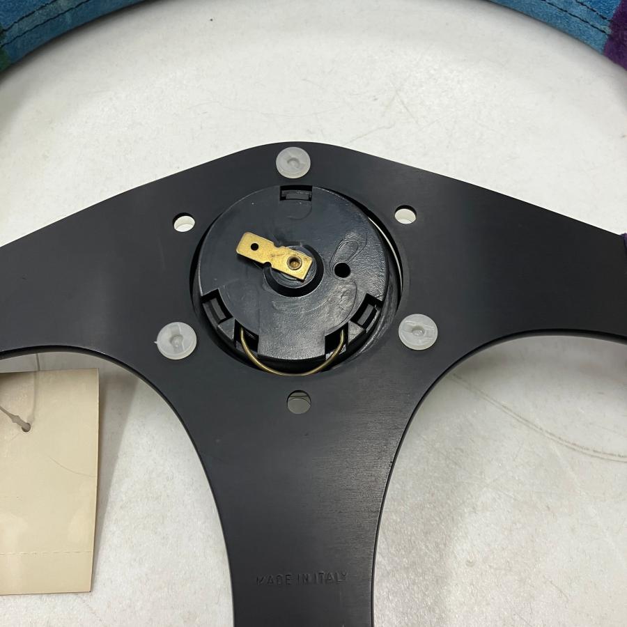 MOMO ステアリングボス 4色の中から好きな色を選んでください MOMO