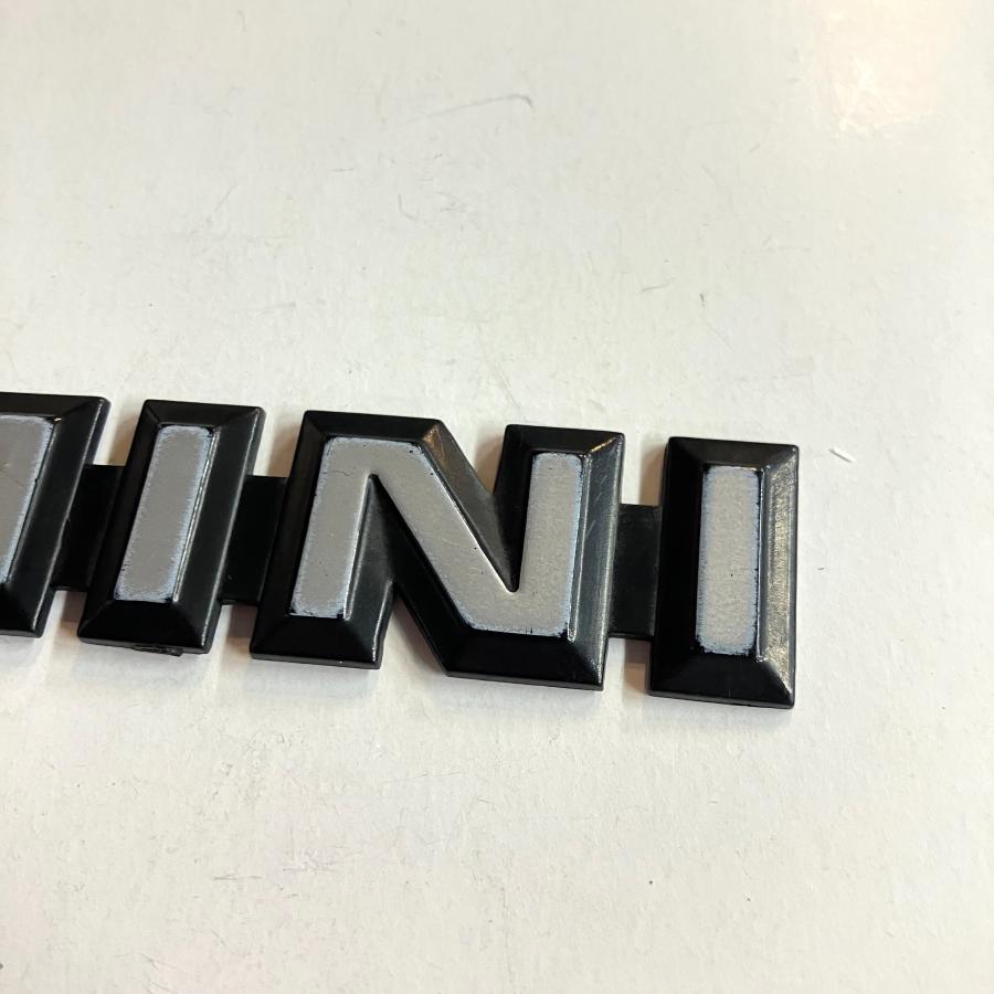 ローバー 現品 ミニ1000トランクエンブレム・MINI : ミニ