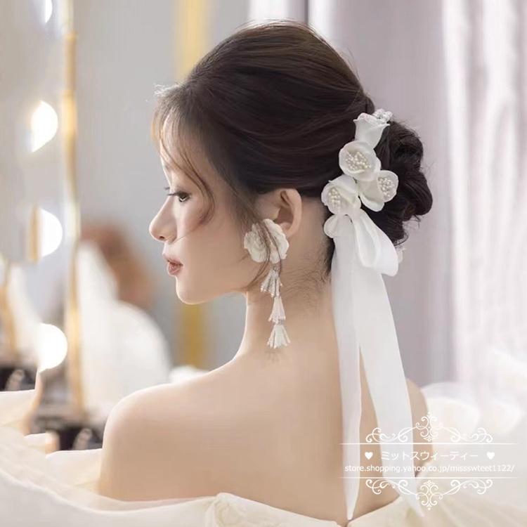 ウエディングヘッドドレス ウェディング ヘアバンド サテン リボン パール ホワイト フラワー 花嫁 結婚式 披露宴 ブライダル 二次会 前撮り 海外挙式 韓国風 :km1658:ミットスウィーティー 通販 ヘアアクセサリー ウエディングヘッドドレス リボン レース 結婚式 お花 韓国