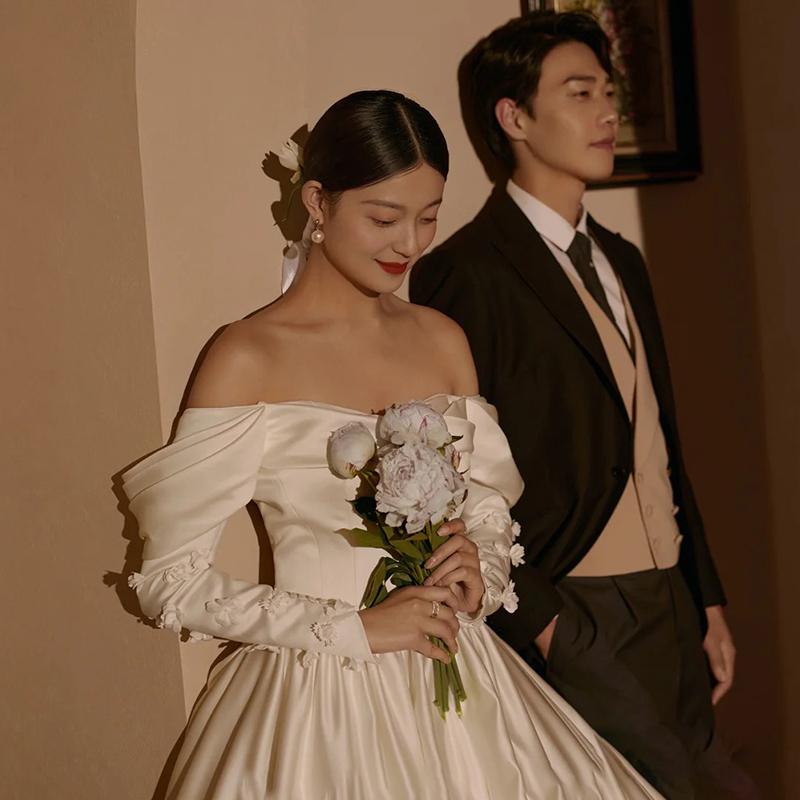 ウェディングドレス ウエディングドレス 二次会 2次会 結婚式 披露宴 前撮り 後撮り ブライダル ロングドレス 花嫁 Aラインドレス サテン オフショルダー 長袖の画像
