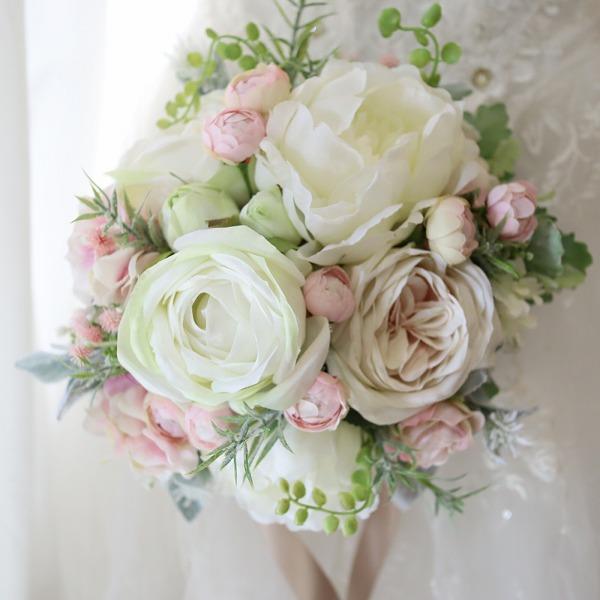 淡く可愛いヌーディピンクのナチュラルクラッチブーケ ピオニー