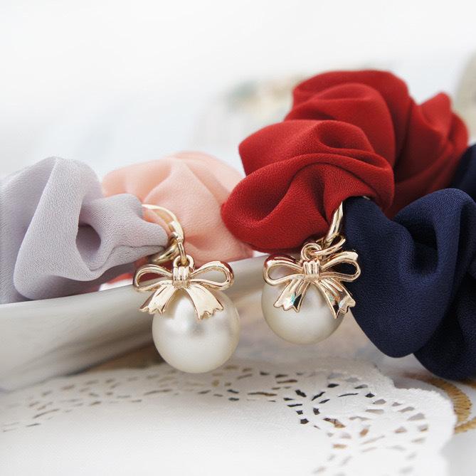 シュシュ ヘアゴム ヘアアクセサリー パールリボンのチャーム