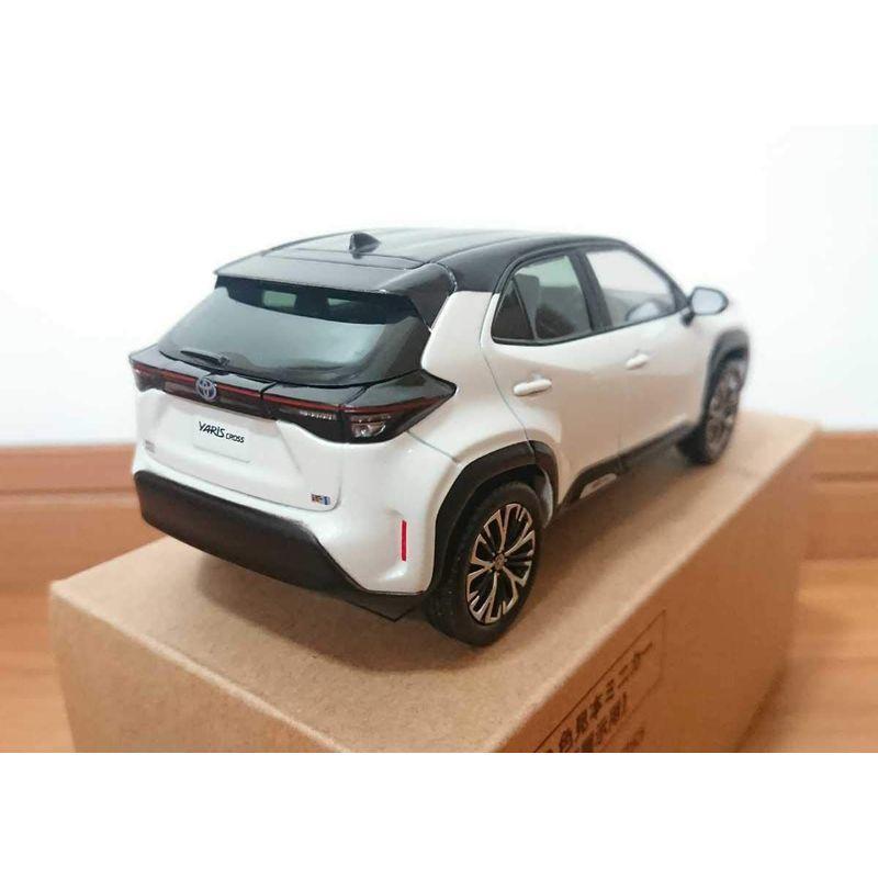 トヨタ ヤリスクロス 1/30 カラーサンプルミニカー ブラックマイカ
