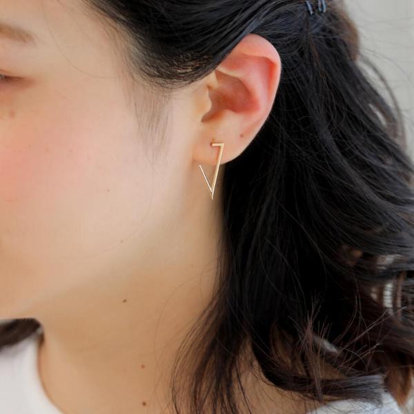 ピアス  K10 10金 10k ゴールドピアス  ゴールド 金 地金 V v字 三角 トライアングル シンプル プレゼント 普段使いの画像