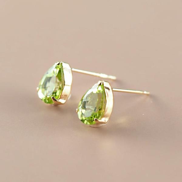 ピアス 18k 18金 ペリドット ブランド 40代 50代 ペアシェイプ グリーン 8月誕生石 シンプルの画像